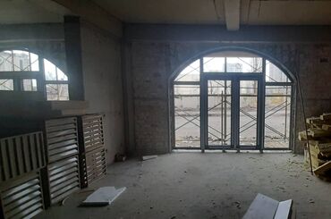 обменяю дом на квартиру: Помещение под коммерческую деятельность с незавершенным ремонтом