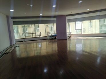 Ofislər: 160kv 1 boöyük zal, 3 otaq, 2 duşavoydan ibarətdir. Af mall-ın 3-cü — 1