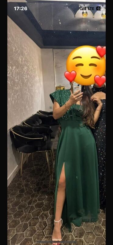 стенды на заказ: Zümrüd-yaşıl rəngdə zərif axşam/libas. - Model: uzun, axıcı kəsim lalafo.az -da стенды на заказ: Zümrüd-yaşıl rəngdə zərif axşam/libas. - Model: uzun, axıcı kəsim