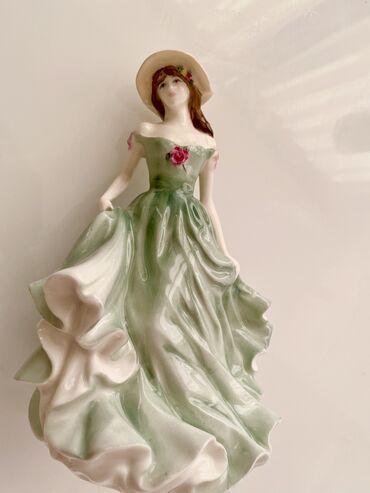 купить фарфоровые статуэтки ссср: Статуэтка девушки с розой 🌸✨✨- произв.Англия), высоко качественный