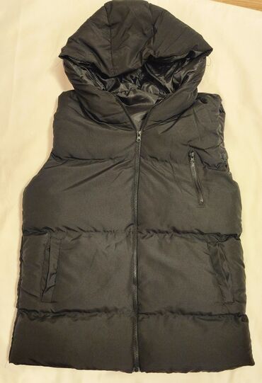 Pencəklər: Qara rəngli unisex şişmə jilet - Model: kapüşonlu, ön hissə tam