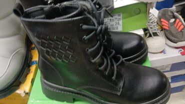 Кроссовки и спортивная обувь: Мужская обувь (несколько моделей) 1) Кроссовки серо‑чёрные Waterproof — 22