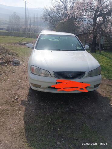 прадаю субару легаси: Автомобиль Nissan Cefiro белого цвета. Седан среднего размера с