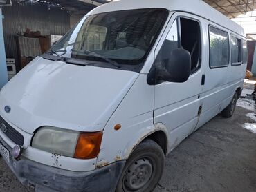 Stəkanlar: Ağ rəngli Ford Transit markalı mikroavtobus. Nəqliyyat vasitəsi