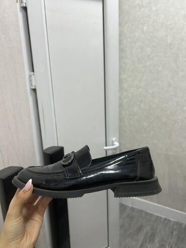 ağ mokasinlər: Qara laklı loafer - Klasik penny loafer üslubu - Parlaq (lak) üst