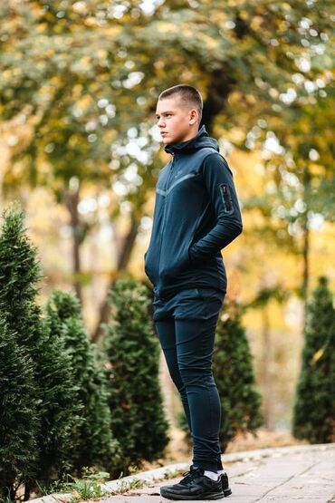 Kompleti: Decije trenerke samo 4400 din
Velicina 6 — 1