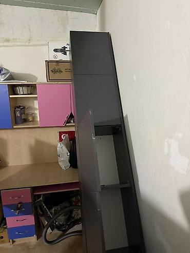Digər dolablar: Hündür şkaf – tünd boz rəngdə, dar və uzun konstruksiya. - 4 bölmədən — 2