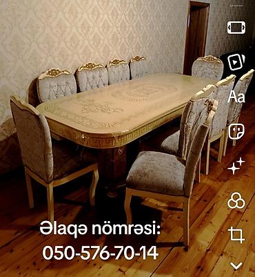 Klassik üslubda, incə oyma naxışlarla bəzədilmiş geniş qonaq otağı