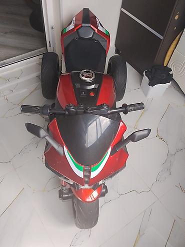 yamaha r3: Uşaq üçün elektrikli üçtəkərli motosiklet - Rəng: qırmızı-qara, idman — 1