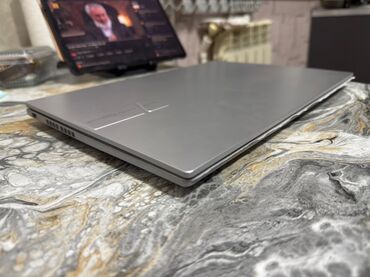 ASUS: ASUS Vivobook 16 (gümüşü) noutbuk Texniki xüsusiyyətlər: - Prosessor — 4