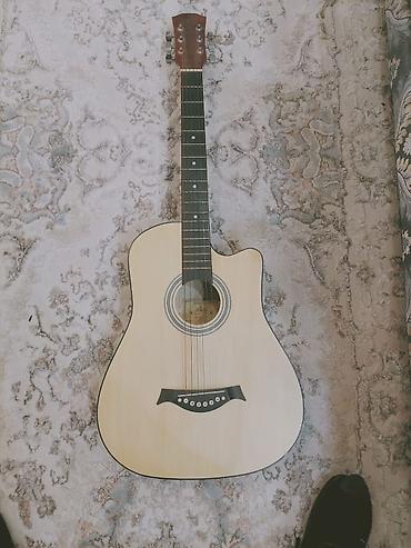 Гитары: Акустическая гитара с вырезом (cutaway), дредноут. - Форм‑фактор — 4