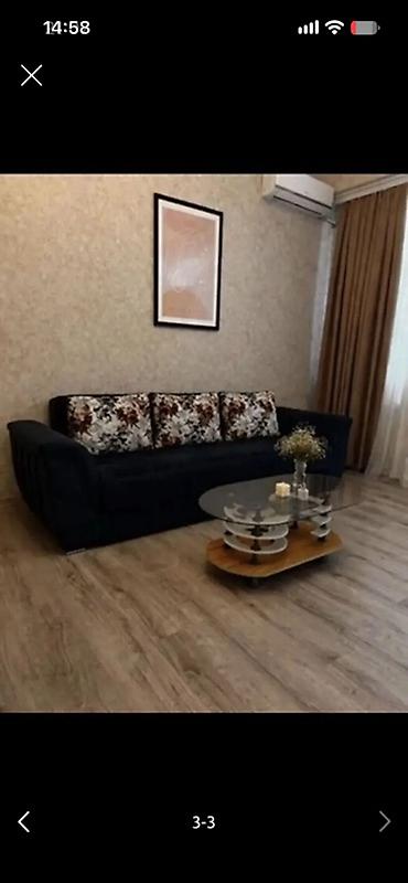 Qara məxməri parça ilə üzlənmiş, geniş oturacaqlı 3 yastıqlı divan