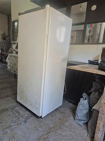 qapı kalonkası: Bir kameralı məişət soyuducusu, yuxarıda daxili dondurucu bölmə ilə — 2