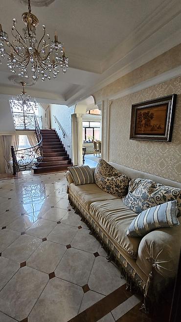 Продажа коттеджей и домов: Классический трехэтажный дом с благоустроенным двором и премиальной — 3