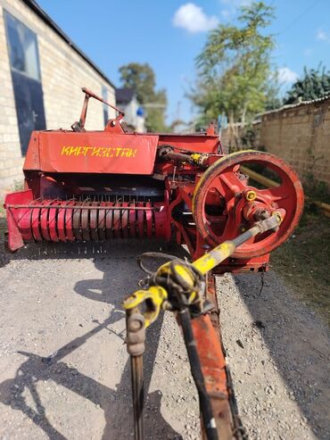 Pres bağlayanlar: Ot-saman pres yığan kənd təsərrüfatı maşını (pres-podborşik) — 2