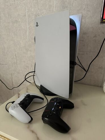 playstation 5 nece manatdir: Playstation 5, 825GB, 2 dene djoystik(gamepad) birinin left stick(sol