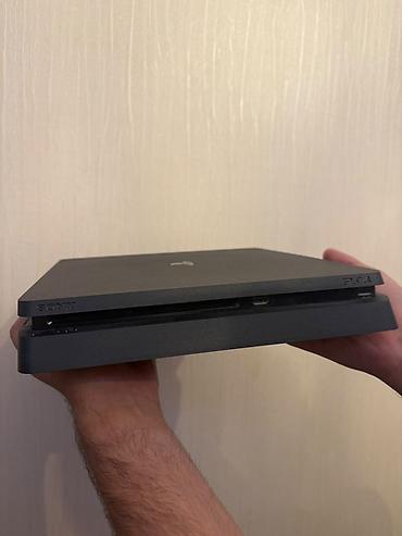 PS4 (Sony PlayStation 4): PlayStation 4 Slim oyun konsolu dəsti. Dəstə daxil olanlar: - Sony — 2