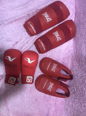 Перчатки: Everlast brendinə məxsus qırmızı rəngdə karate əlcəkləri və