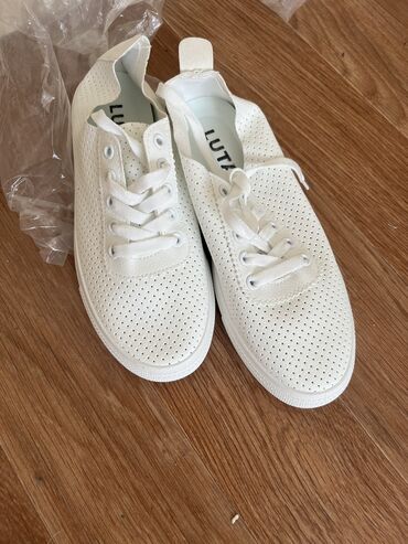белые кроссы: Продаю новую пару обуви, материал - эко кожа, размер 37, очень мягкие