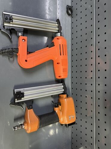 кондитерское оборудование: Пневматические и электрические гвоздезабиватели (степлеры) для