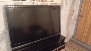 Toshiba brendinin qara rəngli, düz ekranlı televizoru. Bu model geniş