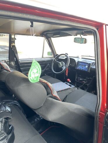 işlənmiş turba: VAZ klassik sedan, qırmızı rəng - Kuzov: 4 qapılı sedan, xrom yan