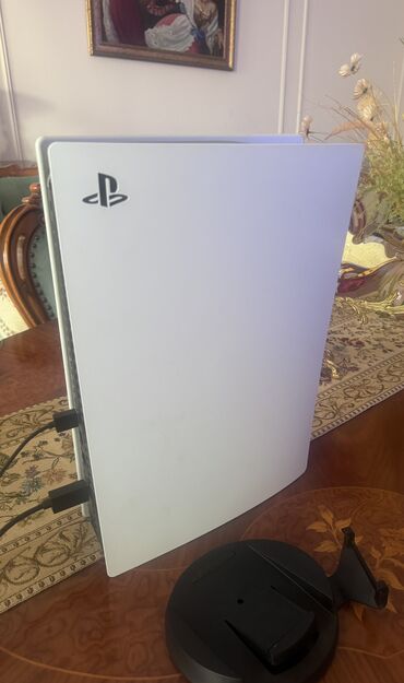 Playstation 5 satilir 825 gb.Ideal veziyyetdedir.Plombasi