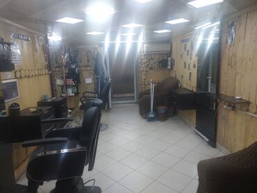 Сейфы: Kişi salonu – tam təchizatlı işlək bərbərxana interyeri - Taxta