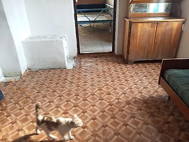 Бөлмөлөр: Квартира с частичной мебелью есть два кровати один шкаф 1 ковер,если — 1