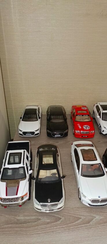 Avtomobil modelləri: Kolleksiya üçün model avtomobillər. Hər biri 15 AZN. Ünvan Yeni — 11