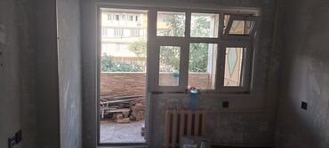 Оконные решетки: Bu, daxili otaqları xarici sahələrdən ayıran şüşəli alüminium pəncərə