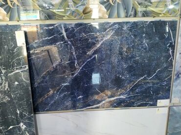 hamam üçün kafel metlax: Qara rəngli, ağ damarlı mərmər plitə. Hamam, mətbəx və ya digər