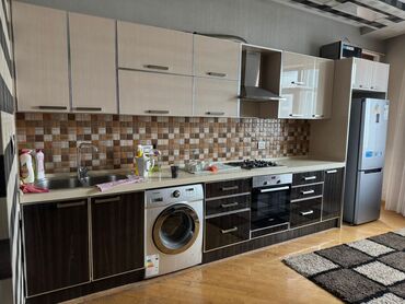 Tumbalar: Metbex mebeli 600 azn. Yaxsi veziyyetdedir. Uzunlugu 5m. Ustunde
