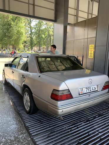 годф 2: Mercedes-Benz 220: 1993 г., 2 л, Механика, Бензин, Седан