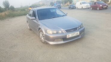 не знаю от какой машины: Седан Honda Accord серого цвета, припаркованный на грунтовой дороге