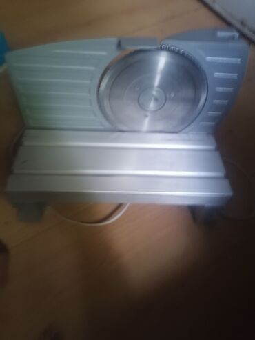usb grejac za solju: Električna mašina za sečenje, srebrne boje. Ima okruglo sečivo i