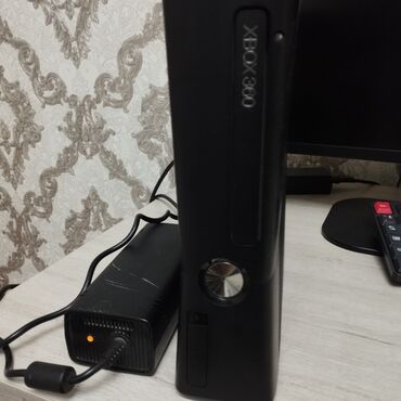 купить готовые компьютеры: Продается игровая приставка Xbox 360 в черном цвете. В комплект идёт