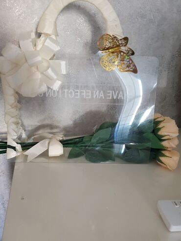 Pastel dəstləri: Şəffaf pleksiglasdan hazırlanmış bu dekorativ çanta bəzək əşyaları