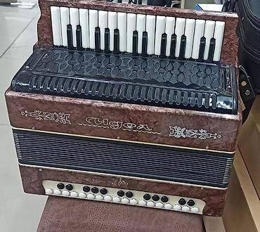 akkardeon: Qarmon. Xüsusiyyətlər: - Sağ tərəfdə pianino tipli klaviatura (ağ-qara — 3