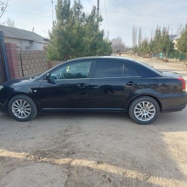 дополнительное освещение на авто: Черный седан Toyota Avensis с тонированными стеклами, оборудованный