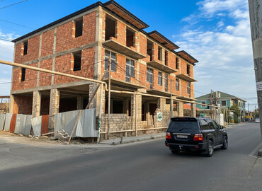 Kommersiya daşınmaz əmlakının satışı: Satılır: Yol kənarında tikilən 3 mərtəbəli, mərtəbələrində eyvanları — 1