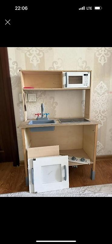 Детские гарнитуры: Детская игровая кухня из дерева с полкой и верхним модулем — 1