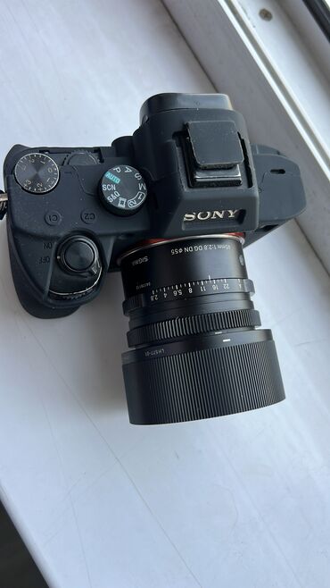 Фотоаппараты: Sony a7 3 
Sigma 45 mm 2.8 
Зарядник 
Батарейка 
Сумка 
85 000 срочно