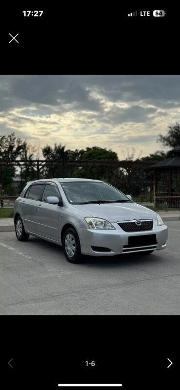 машинист башенного крана: Серебристый хэтчбек Toyota Corolla, отличающийся компактным дизайном и