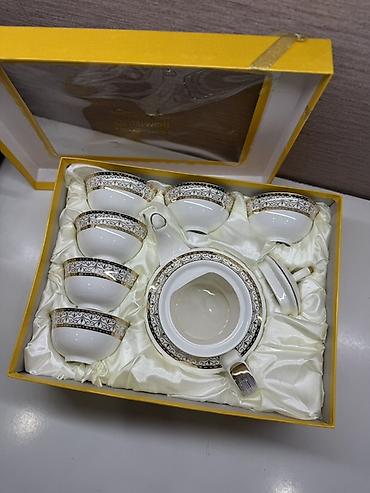 Чайный набор в подарочной коробке. Состав: - чайник с крышкой; - 6