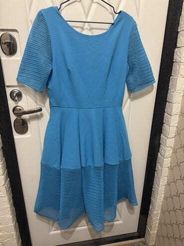 Платье миди бирюзово‑голубого цвета с сетчатыми вставками. Размер 42
