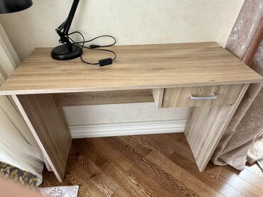 işlənmiş ofis stolu: Uzunu 100sm,eni 40sm,hundurluk 75sm.Jusk dan alinib yeni kimidir hec