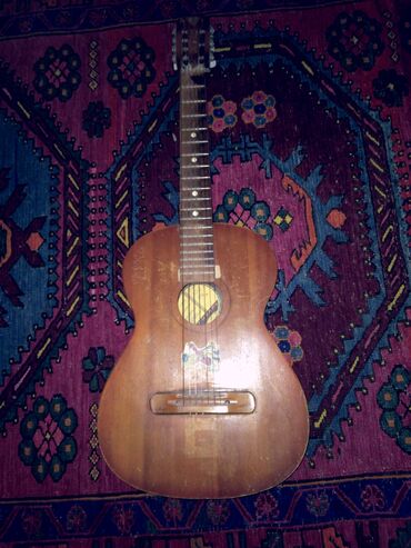 Musiqi alətləri: Yarım əsrdən böyük olan gitara (7 simli), istehsal ili 1965-1970 ci
