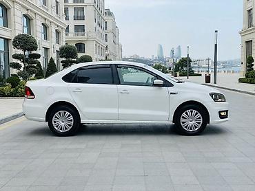disklerin satisi: Volkswagen Polo sedan, ağ rəngdə təqdim olunur. Avtomobilin kuzovu — 4