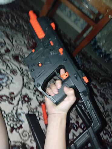 oyuncaqlar: Oyuncaq blaster – qara-narıncı rəng sxemi ilə Xüsusiyyətlər: - — 1